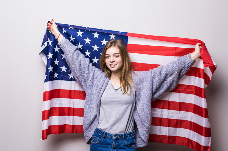 Estudante segurando a bandeira dos Estados Unidos.