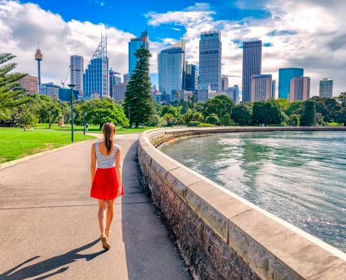 Estudante caminhando em Sydney, na Austrália.