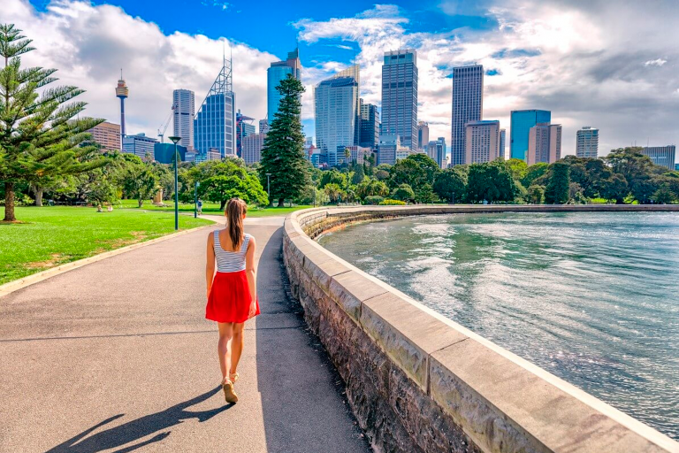 Estudante caminhando em Sydney, na Austrália.