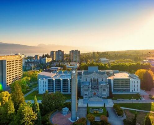 Vista aérea de universidade em British Columbia.